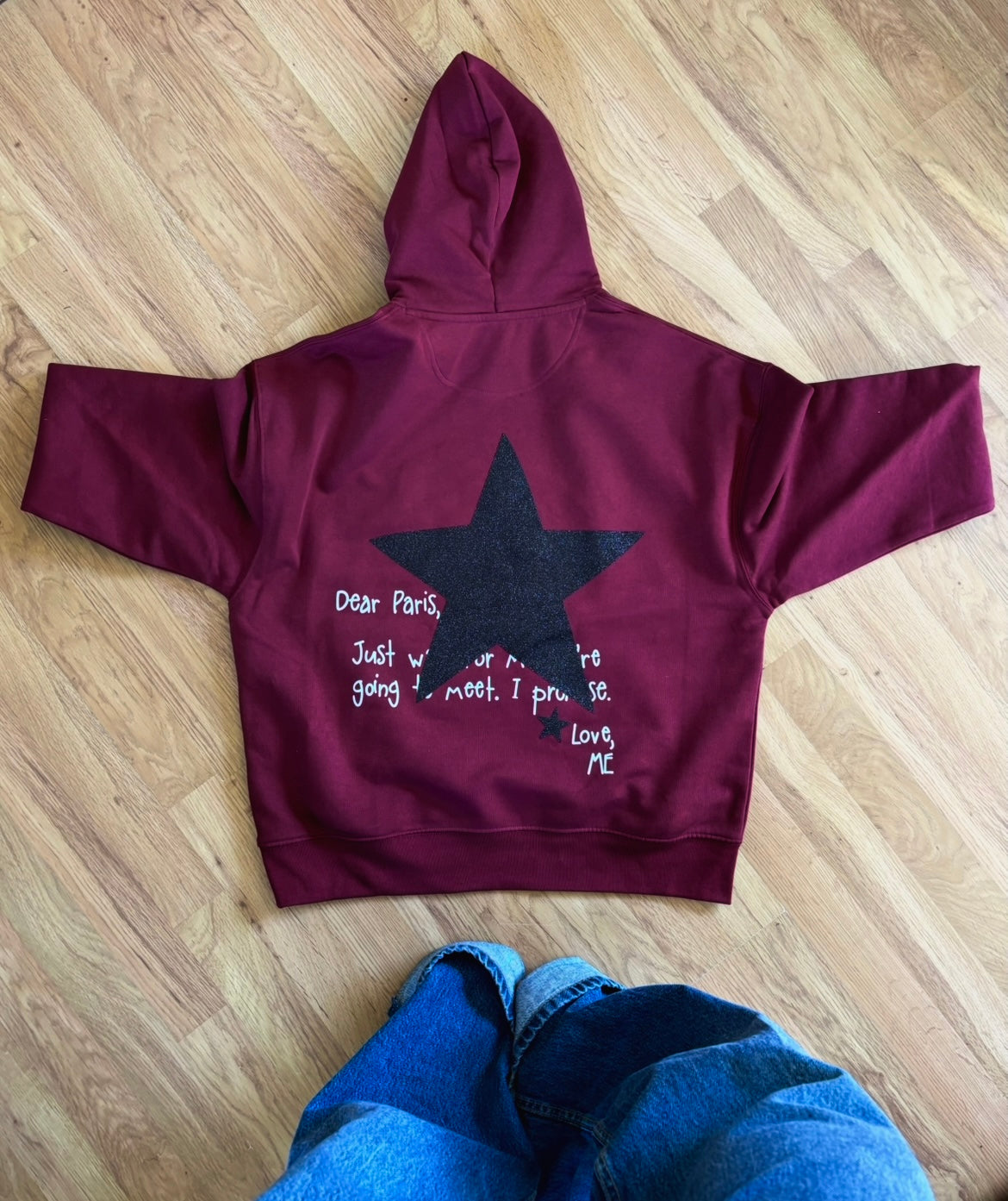 HOODIE BURGUNDY NEW YORK À PAILLETTES